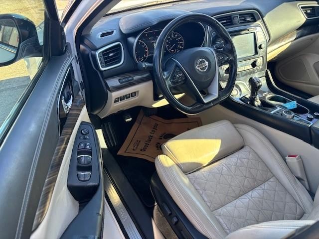 Nissan Maxima Vehicle Image 10