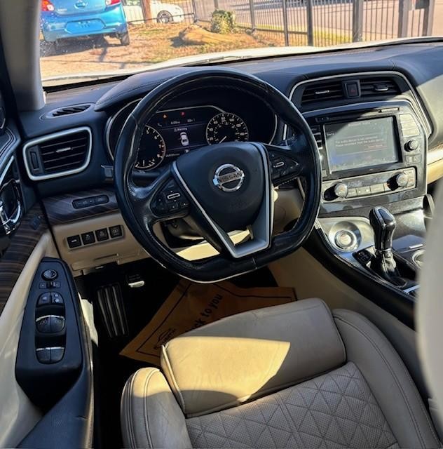 Nissan Maxima Vehicle Image 12