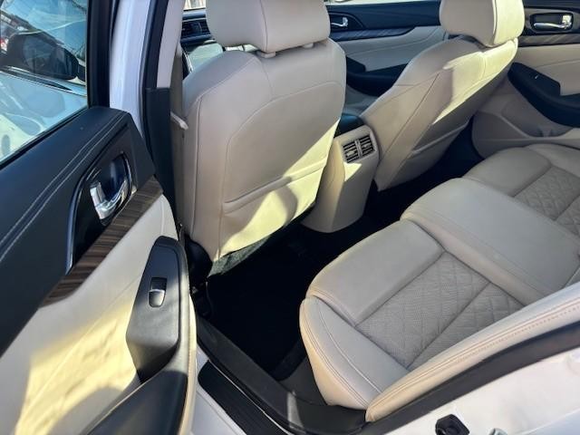 Nissan Maxima Vehicle Image 13