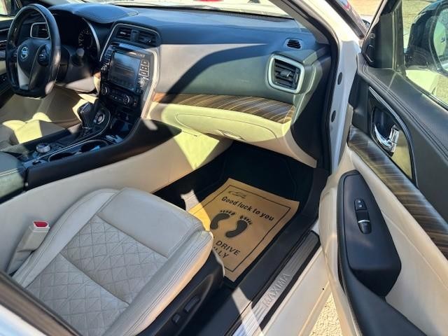 Nissan Maxima Vehicle Image 17