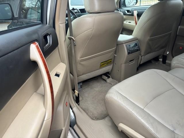 Toyota Highlander Vehicle Image 12
