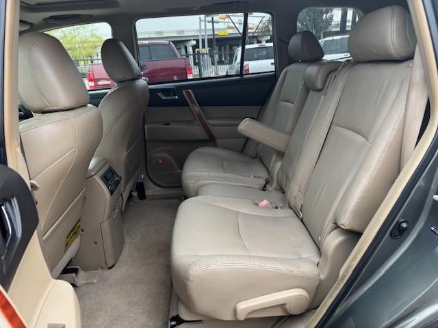 Toyota Highlander Vehicle Image 13