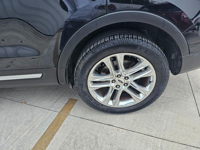 Ford Explorer Vehicle Image 11