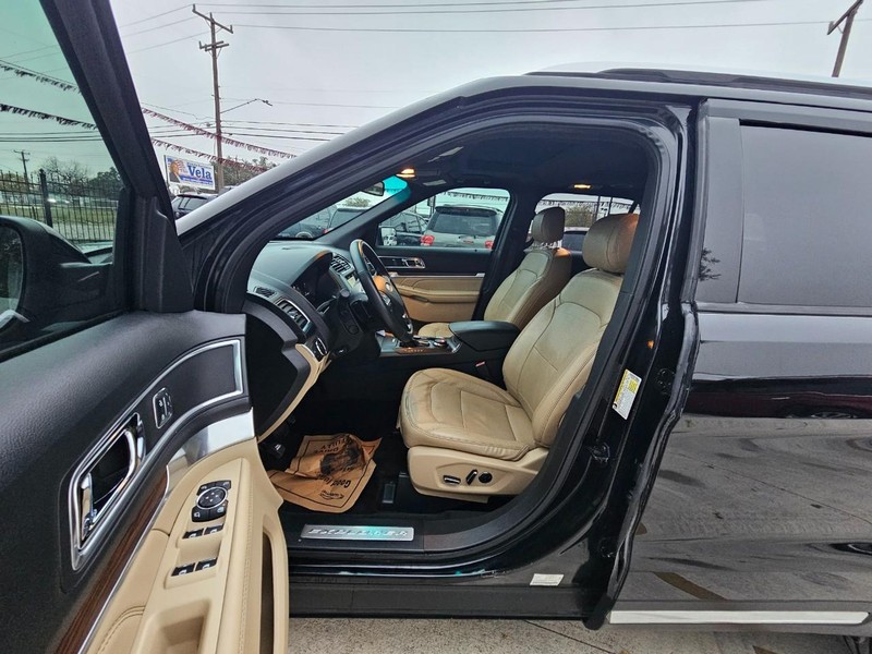 Ford Explorer Vehicle Image 12