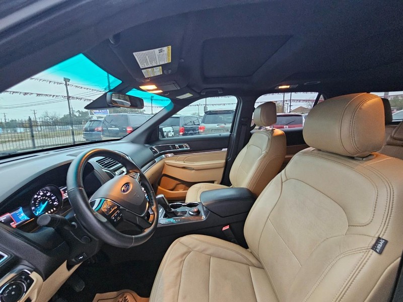 Ford Explorer Vehicle Image 13