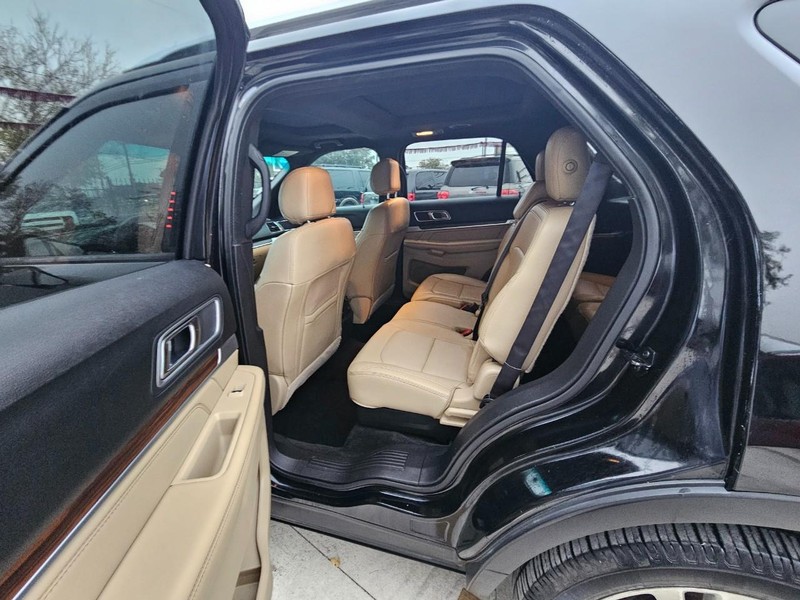 Ford Explorer Vehicle Image 14