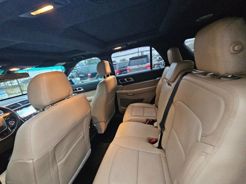 Ford Explorer Vehicle Image 15