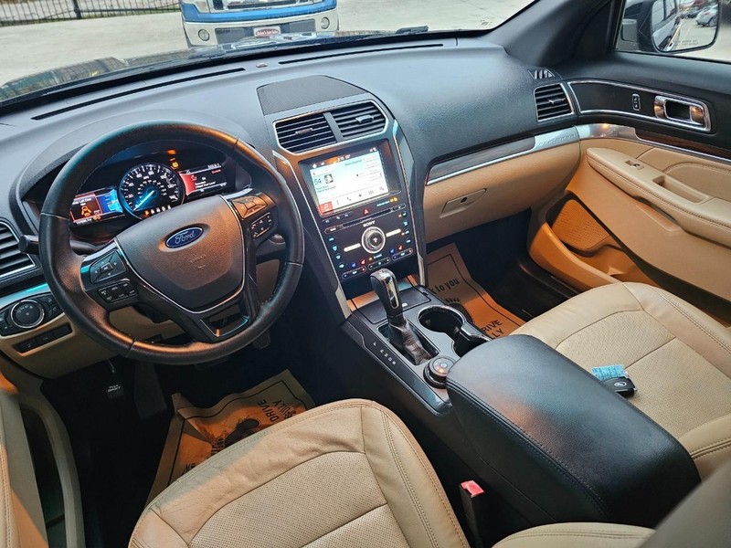 Ford Explorer Vehicle Image 16