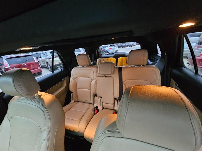 Ford Explorer Vehicle Image 17
