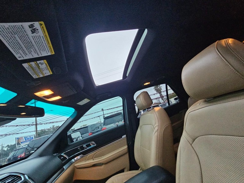 Ford Explorer Vehicle Image 18