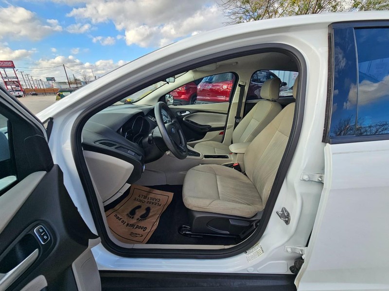 Ford Focus Vehicle Image 09