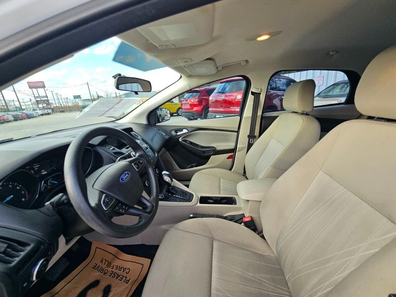 Ford Focus Vehicle Image 10