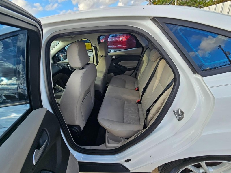 Ford Focus Vehicle Image 11