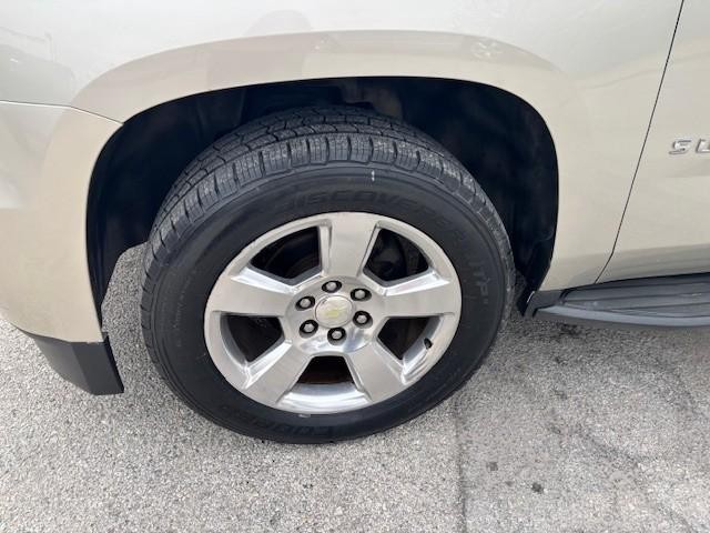 Chevrolet Suburban Vehicle Image 09