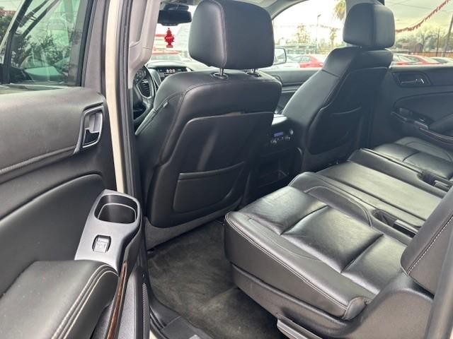 Chevrolet Suburban Vehicle Image 13