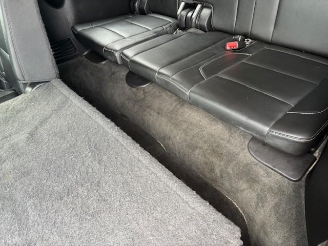 Chevrolet Suburban Vehicle Image 16