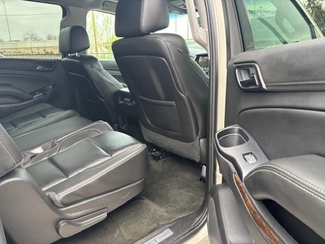 Chevrolet Suburban Vehicle Image 17