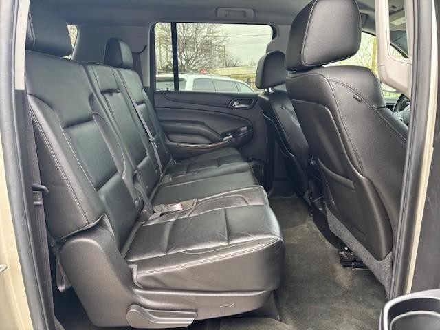 Chevrolet Suburban Vehicle Image 18