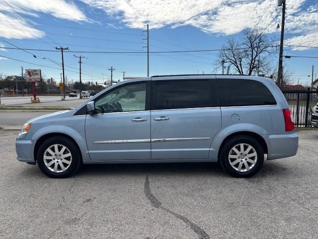 Chrysler Town & Country Vehicle Image 02