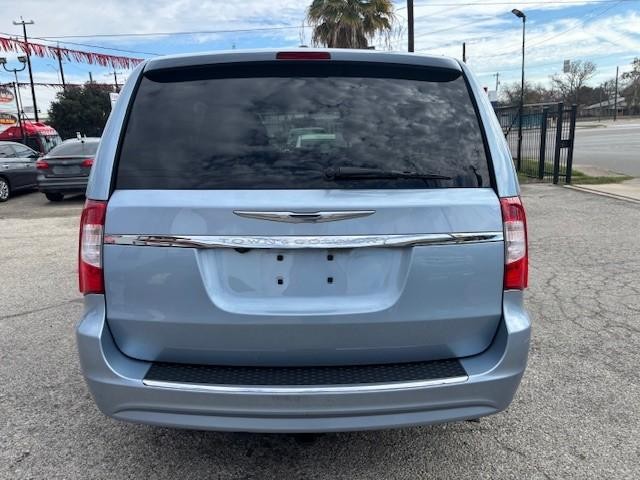 Chrysler Town & Country Vehicle Image 04