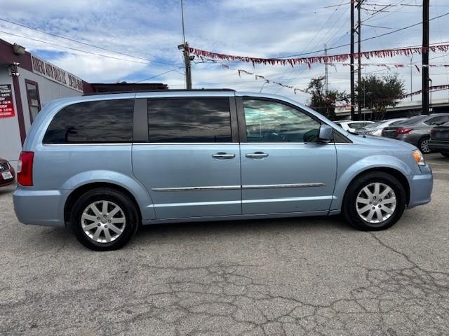 Chrysler Town & Country Vehicle Image 06