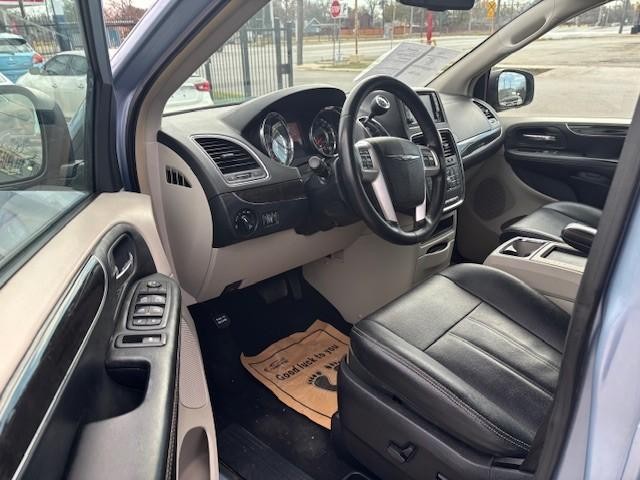 Chrysler Town & Country Vehicle Image 10