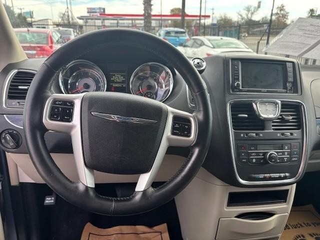 Chrysler Town & Country Vehicle Image 11