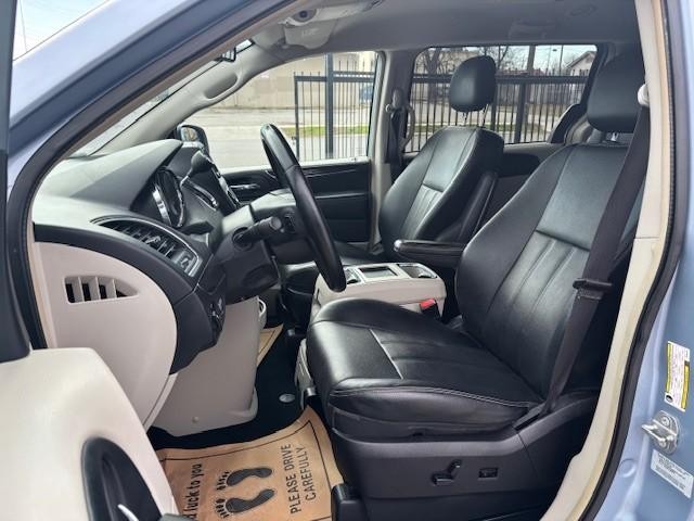 Chrysler Town & Country Vehicle Image 12