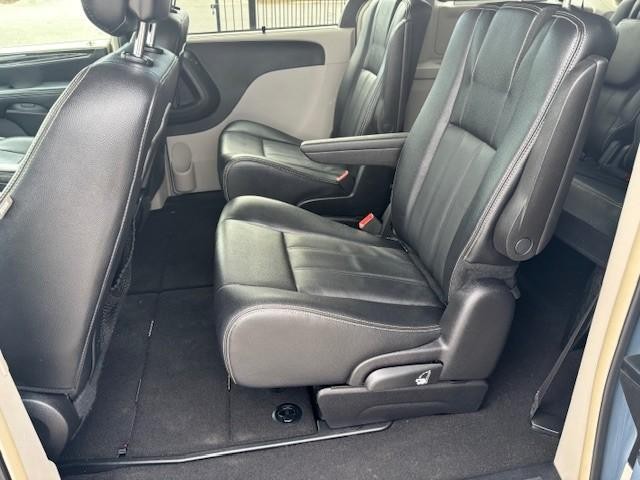 Chrysler Town & Country Vehicle Image 13