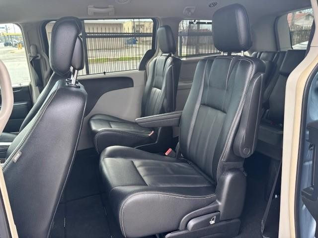 Chrysler Town & Country Vehicle Image 14