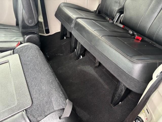 Chrysler Town & Country Vehicle Image 15