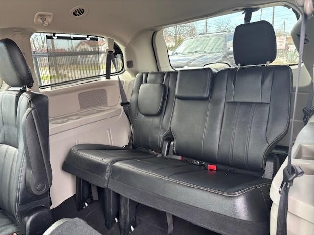 Chrysler Town & Country Vehicle Image 16