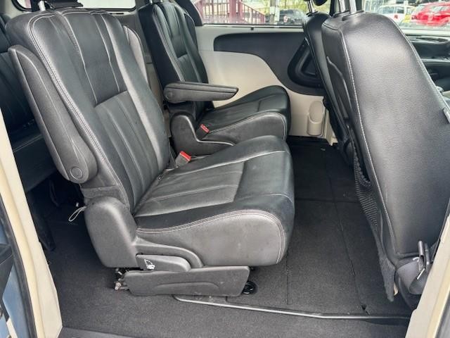 Chrysler Town & Country Vehicle Image 17