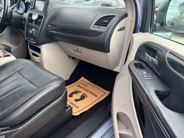 Chrysler Town & Country Vehicle Image 19