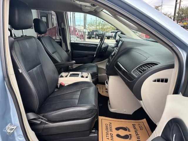 Chrysler Town & Country Vehicle Image 20