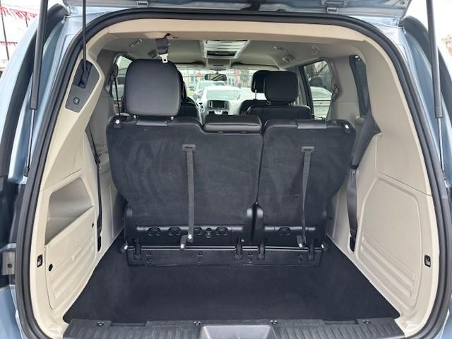 Chrysler Town & Country Vehicle Image 21