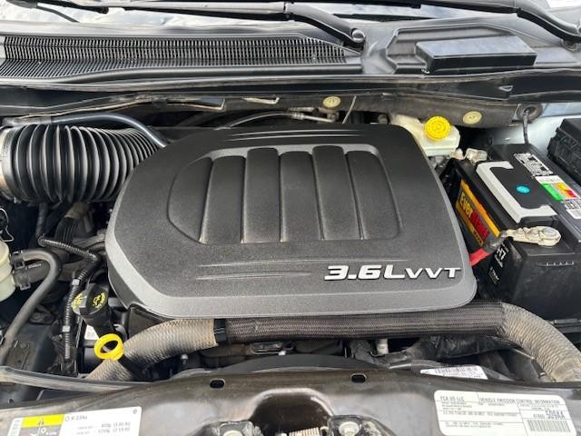 Chrysler Town & Country Vehicle Image 22