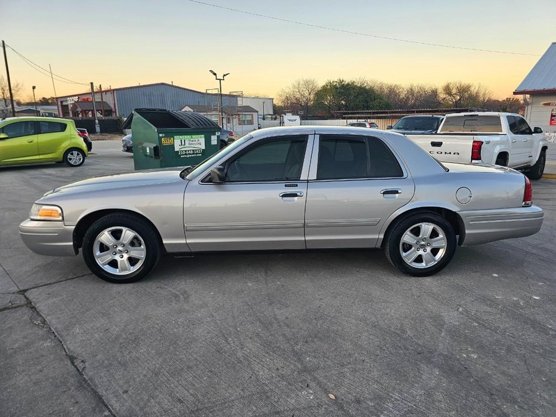 Ford Crown Victoria Vehicle Image 02