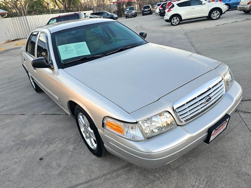 Ford Crown Victoria Vehicle Image 07