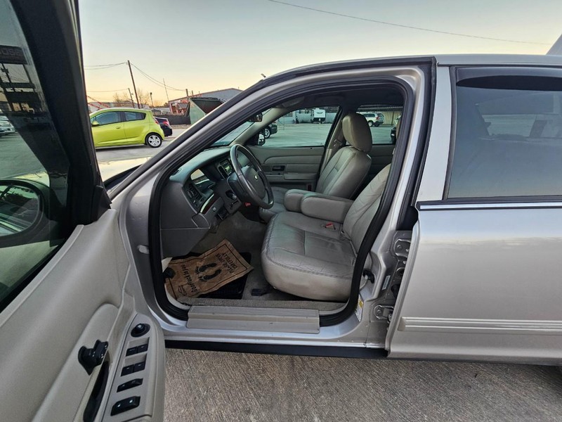 Ford Crown Victoria Vehicle Image 10