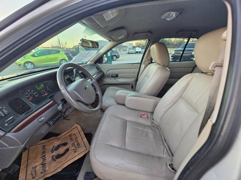 Ford Crown Victoria Vehicle Image 11
