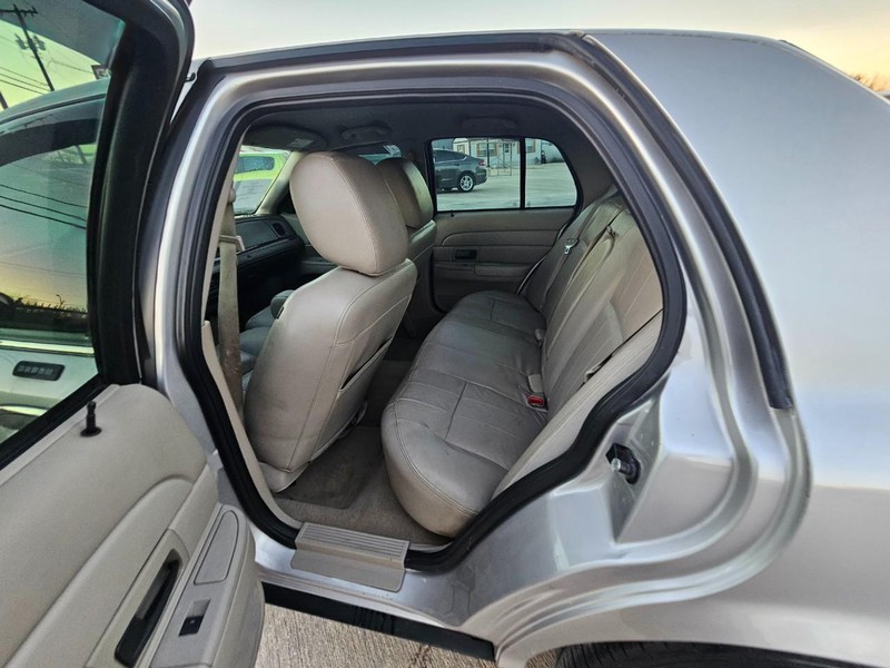Ford Crown Victoria Vehicle Image 12