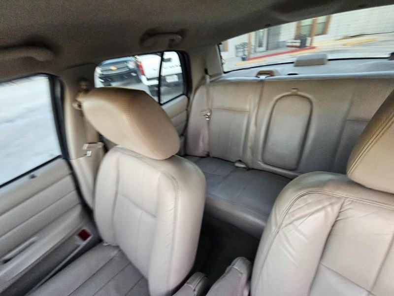 Ford Crown Victoria Vehicle Image 14