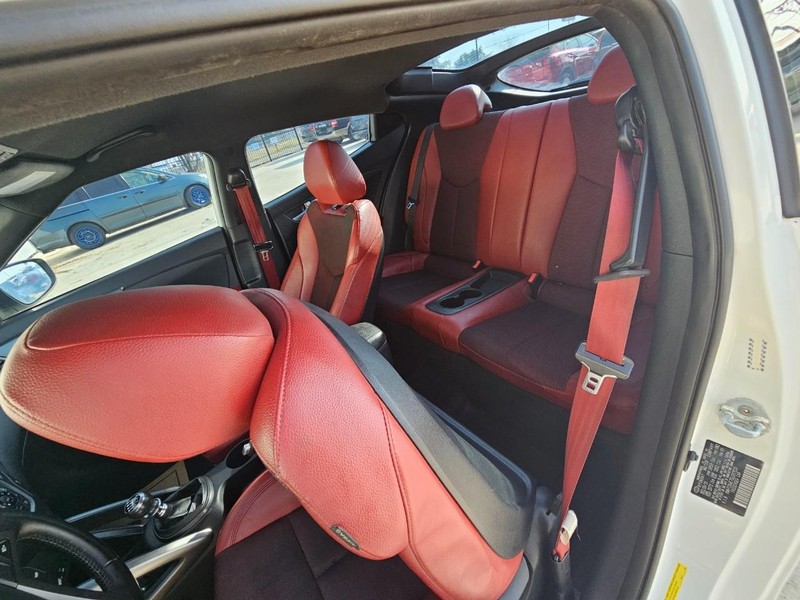 Hyundai Veloster Vehicle Image 11