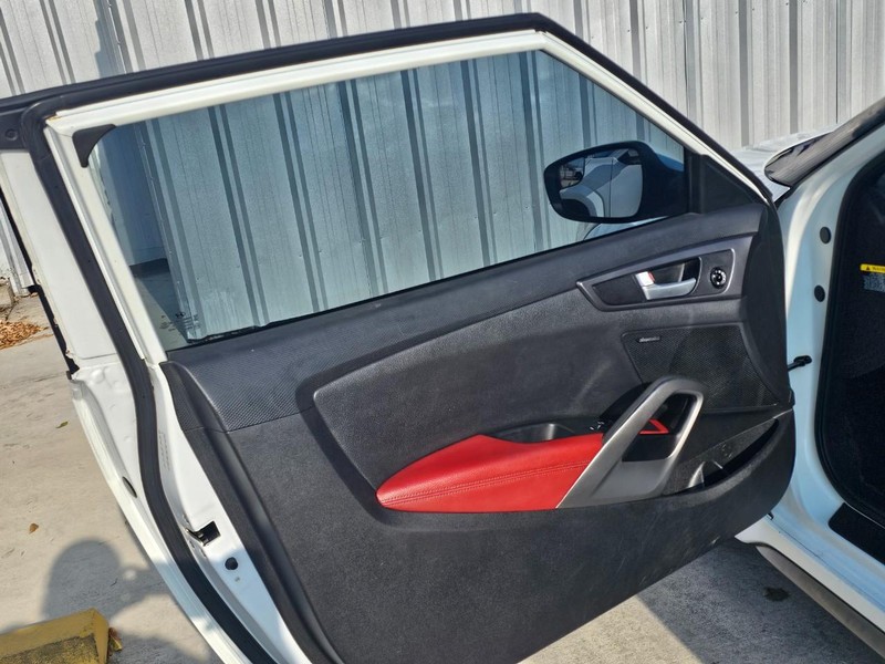 Hyundai Veloster Vehicle Image 15