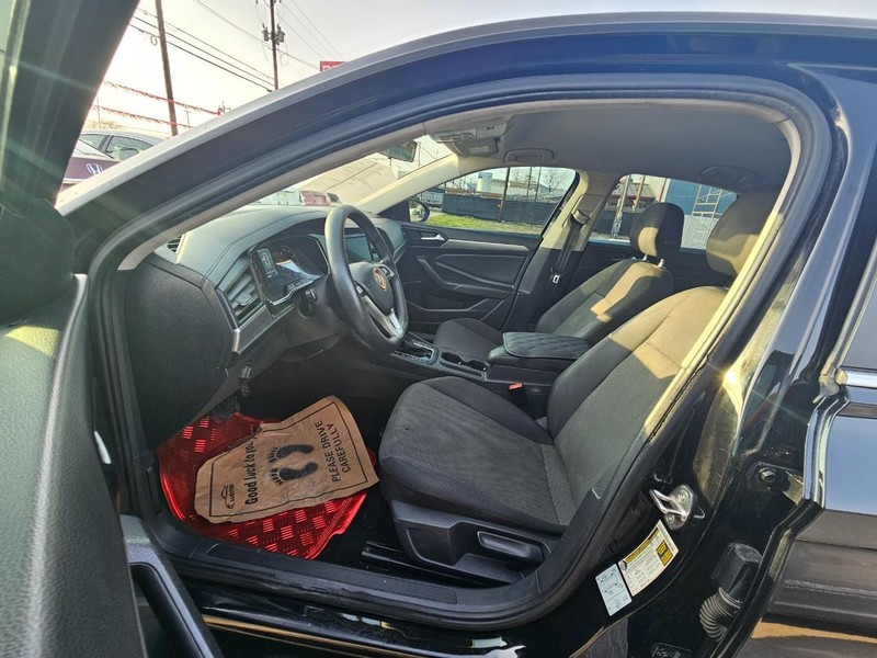 Volkswagen Jetta Vehicle Image 09