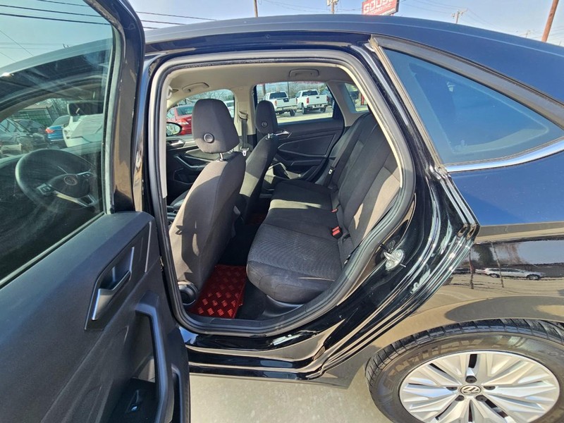 Volkswagen Jetta Vehicle Image 11