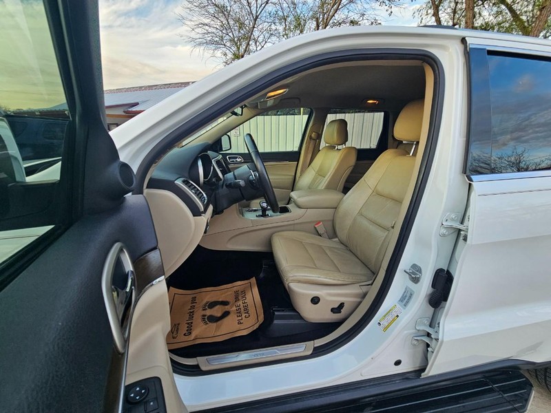 Jeep Grand Cherokee Vehicle Image 11