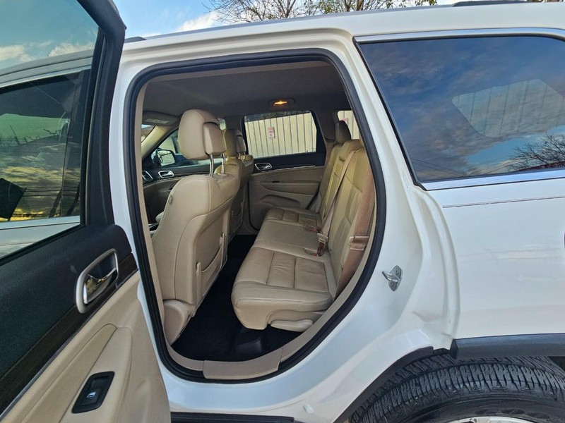 Jeep Grand Cherokee Vehicle Image 13