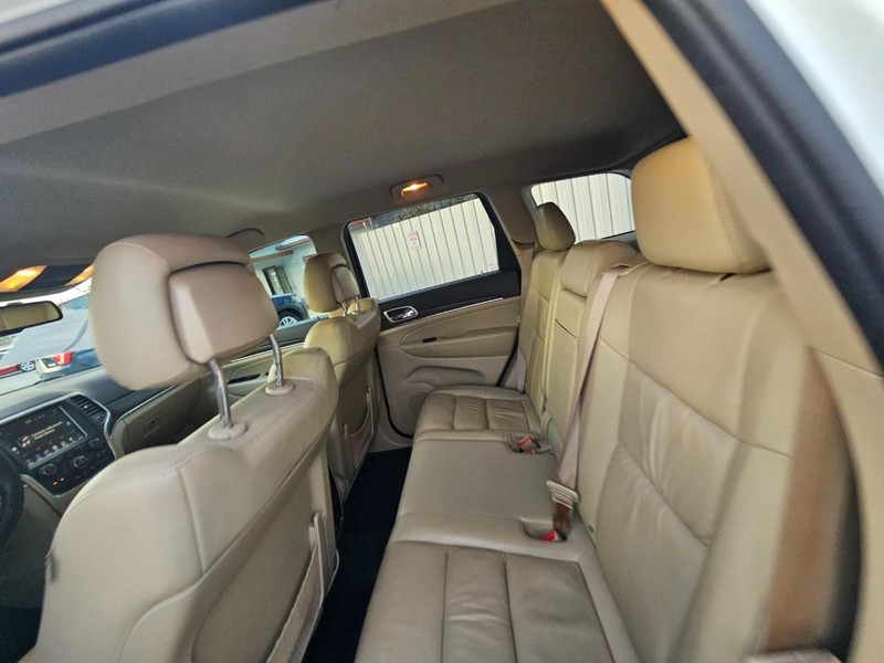 Jeep Grand Cherokee Vehicle Image 14